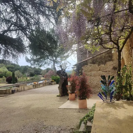 Charme Et Authenticite Dans Ferme. * Lourmarin